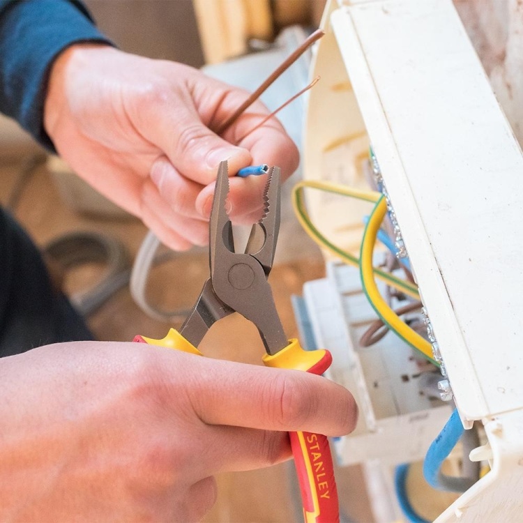 0-84-000 STANLEY ПЛОСКОГУБЦЫ ЭЛЕКТРИКА "MAXSTEEL VDE" КОМБИНИРОВАННЫЕ 160MM Х 1000В