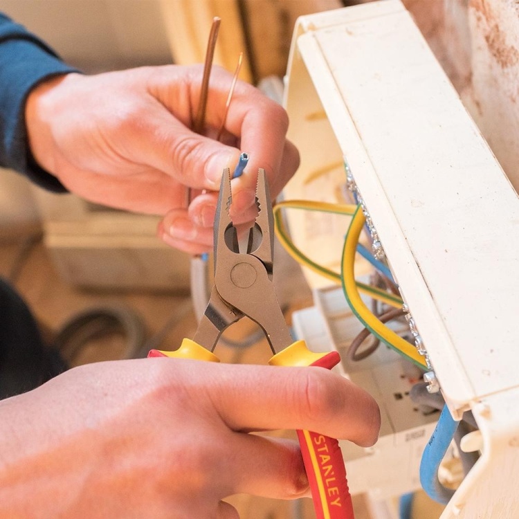 0-84-000 STANLEY ПЛОСКОГУБЦЫ ЭЛЕКТРИКА "MAXSTEEL VDE" КОМБИНИРОВАННЫЕ 160MM Х 1000В